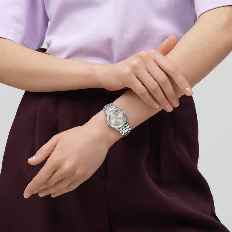 Montre SWATCH blossom time femme cadran gris bracelet acier inoxydable - vue porté 3