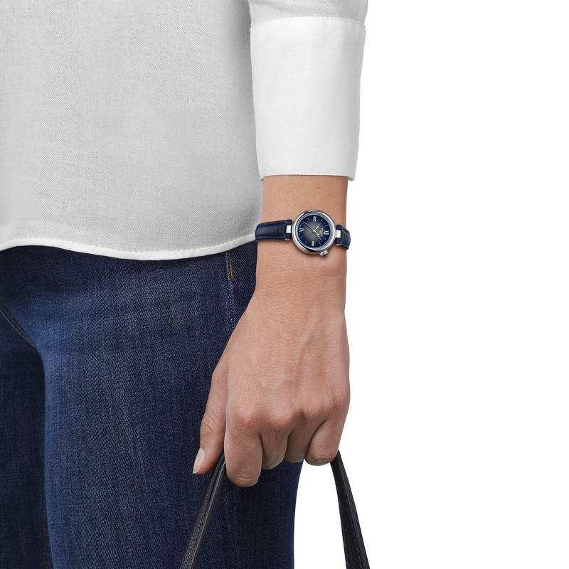 Montre TISSOT T-LADY DESIR femme cadran bleu bracelet cuir bleu - vue porté 1