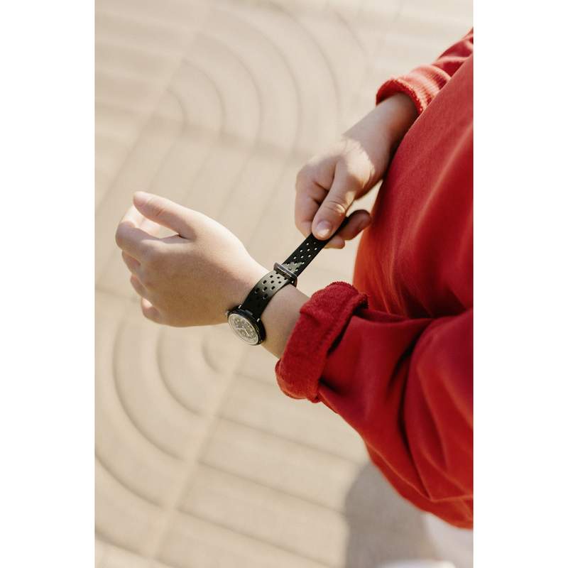 Montre FLIK FLAK bubbly hours enfant bracelet silicone noir - vue porté 1