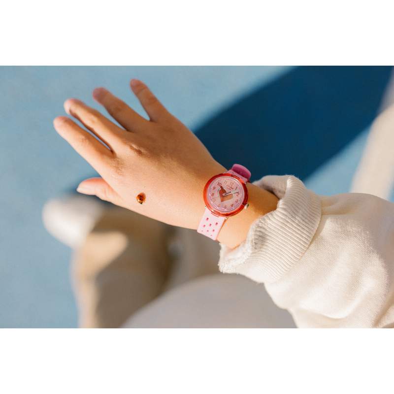 Montre FLIK FLAK bubbly hours enfant bracelet silicone rose - vue porté 1
