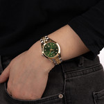 Montre BALMAIN classic R femme bracelet acier inoxydable bicolore jaune - vue porté 1