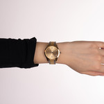 Montre BALMAIN classic R femme bracelet acier inoxydable bicolore jaune - vue porté 2