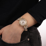 Montre BALMAIN haute elegance femme bracelet cuir vernis beige - vue porté 1