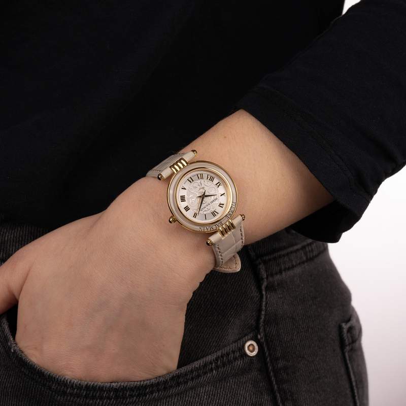 Montre BALMAIN haute elegance femme bracelet cuir vernis beige - vue porté 1