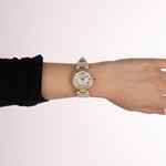 Montre BALMAIN haute elegance femme bracelet cuir vernis beige - vue porté 2