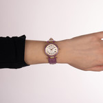 Montre BALMAIN haute elegance femme bracelet cuir vernis parme - vue porté 2