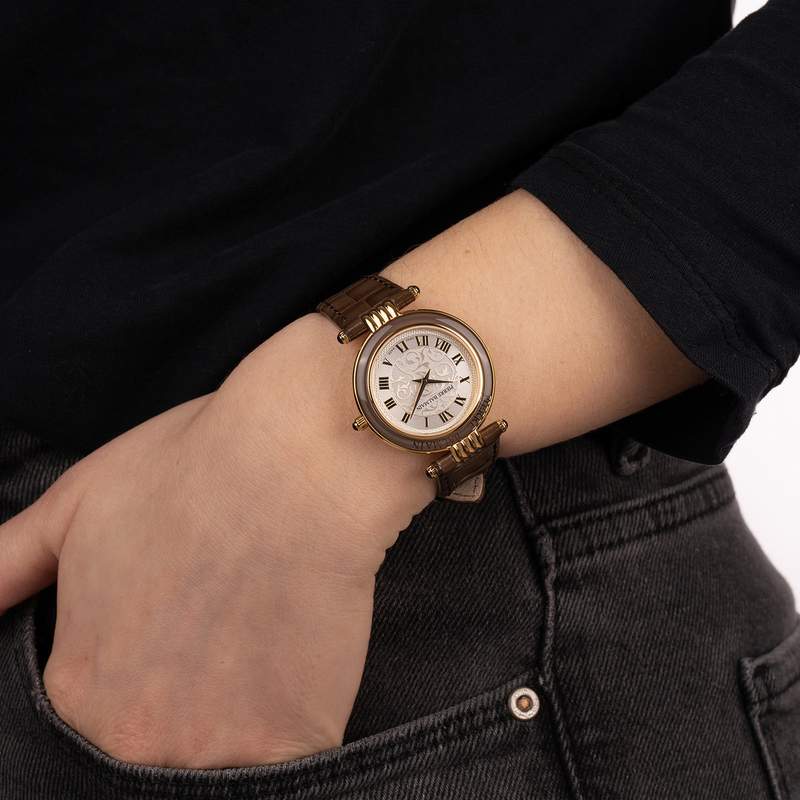 Montre BALMAIN haute elegance femme bracelet cuir vernis marron chocolat - vue porté 1