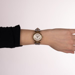 Montre BALMAIN haute elegance femme bracelet cuir vernis marron chocolat - vue porté 2