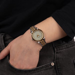 Montre BALMAIN beleganza femme bracelet acier inoxydable bicolore jaune - vue porté 1