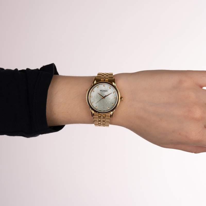 Montre BALMAIN beleganza femme bracelet pvd doré cadran en nacre - vue porté 2