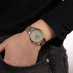 Montre BALMAIN beleganza femme cadran en nacre bracelet acier inoxydable bicolore jaune - vue porté 1