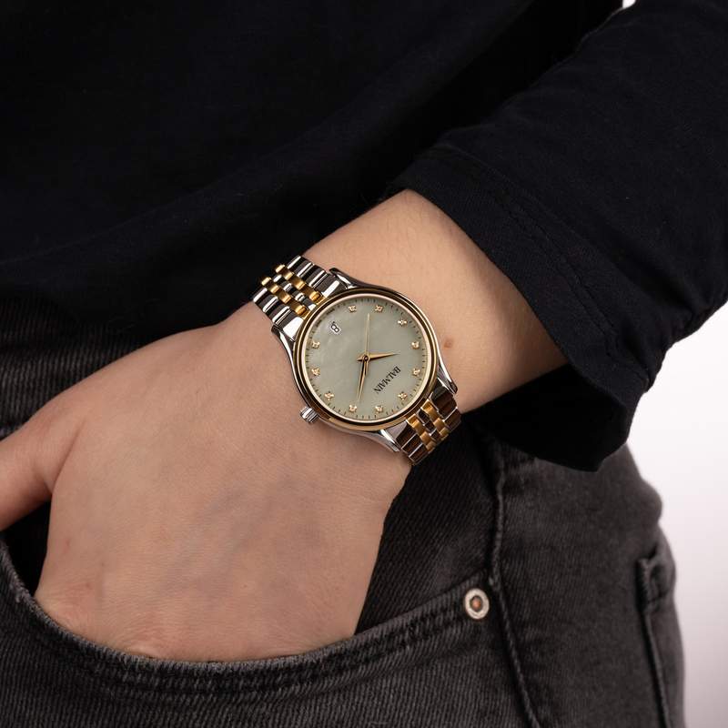 Montre BALMAIN beleganza femme cadran en nacre bracelet acier inoxydable bicolore jaune - vue porté 1