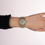 Montre BALMAIN beleganza femme cadran en nacre bracelet acier inoxydable bicolore jaune - vue porté 2