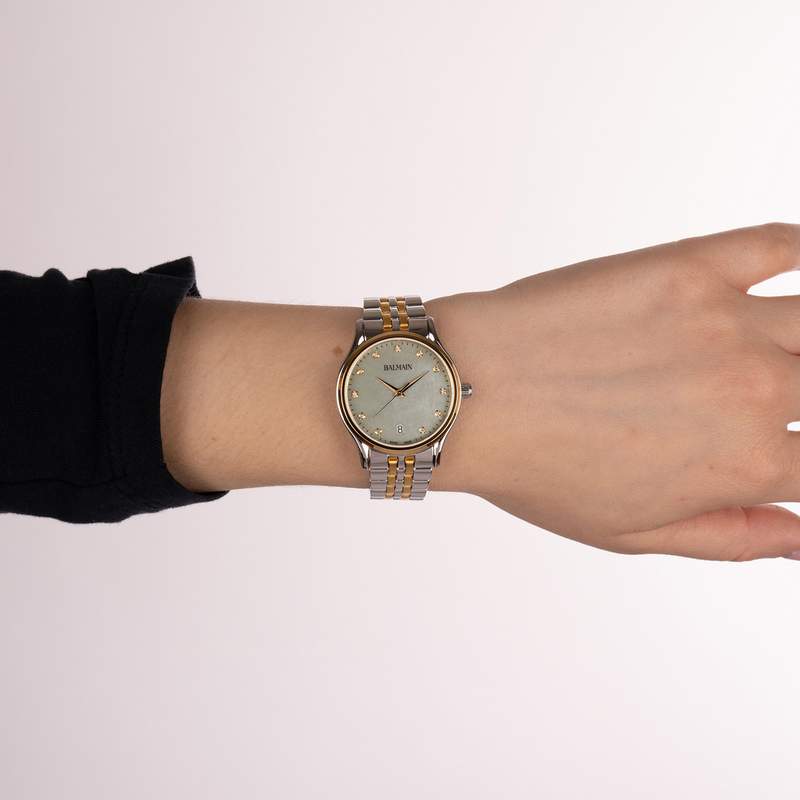 Montre BALMAIN beleganza femme cadran en nacre bracelet acier inoxydable bicolore jaune - vue porté 2