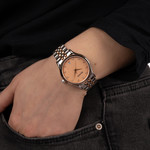 Montre BALMAIN beleganza femme cadran nacre bracelet acier inoxydable bicolore rose - vue porté 1