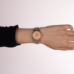 Montre BALMAIN beleganza femme cadran nacre bracelet acier inoxydable bicolore rose - vue porté 2