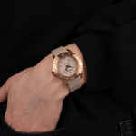 Montre BALMAIN ophrys femme bracelet caoutchouc taupe - vue porté 1