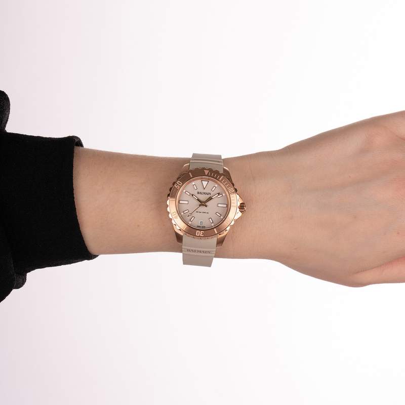 Montre BALMAIN ophrys femme bracelet caoutchouc taupe - vue porté 2