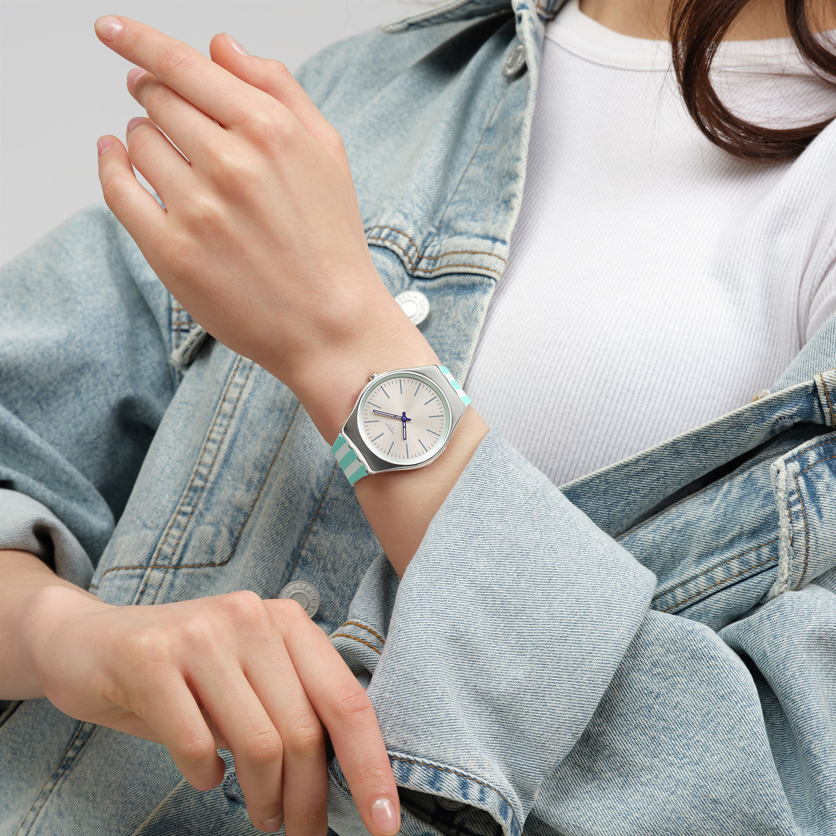 Montre SWATCH Essentials femme, boitier gris, cadran gris, bracelet silicone vert - vue porté 2