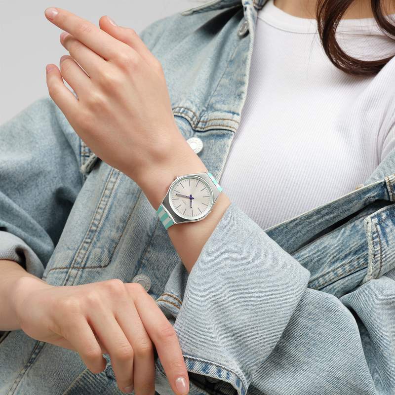Montre SWATCH Essentials femme, boitier gris, cadran gris, bracelet silicone vert - vue porté 2