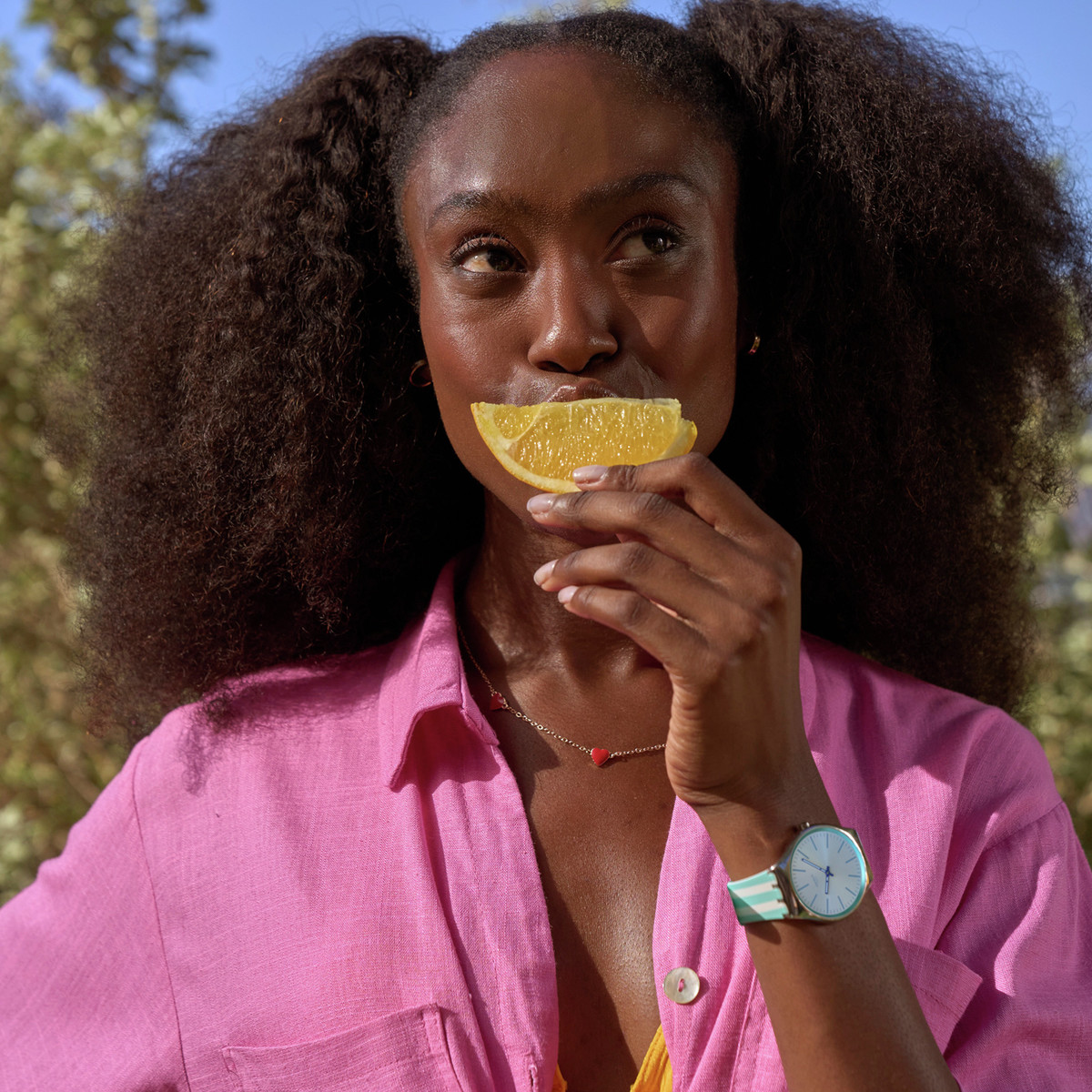 Montre SWATCH Essentials femme, boitier gris, cadran gris, bracelet silicone vert - vue porté 3