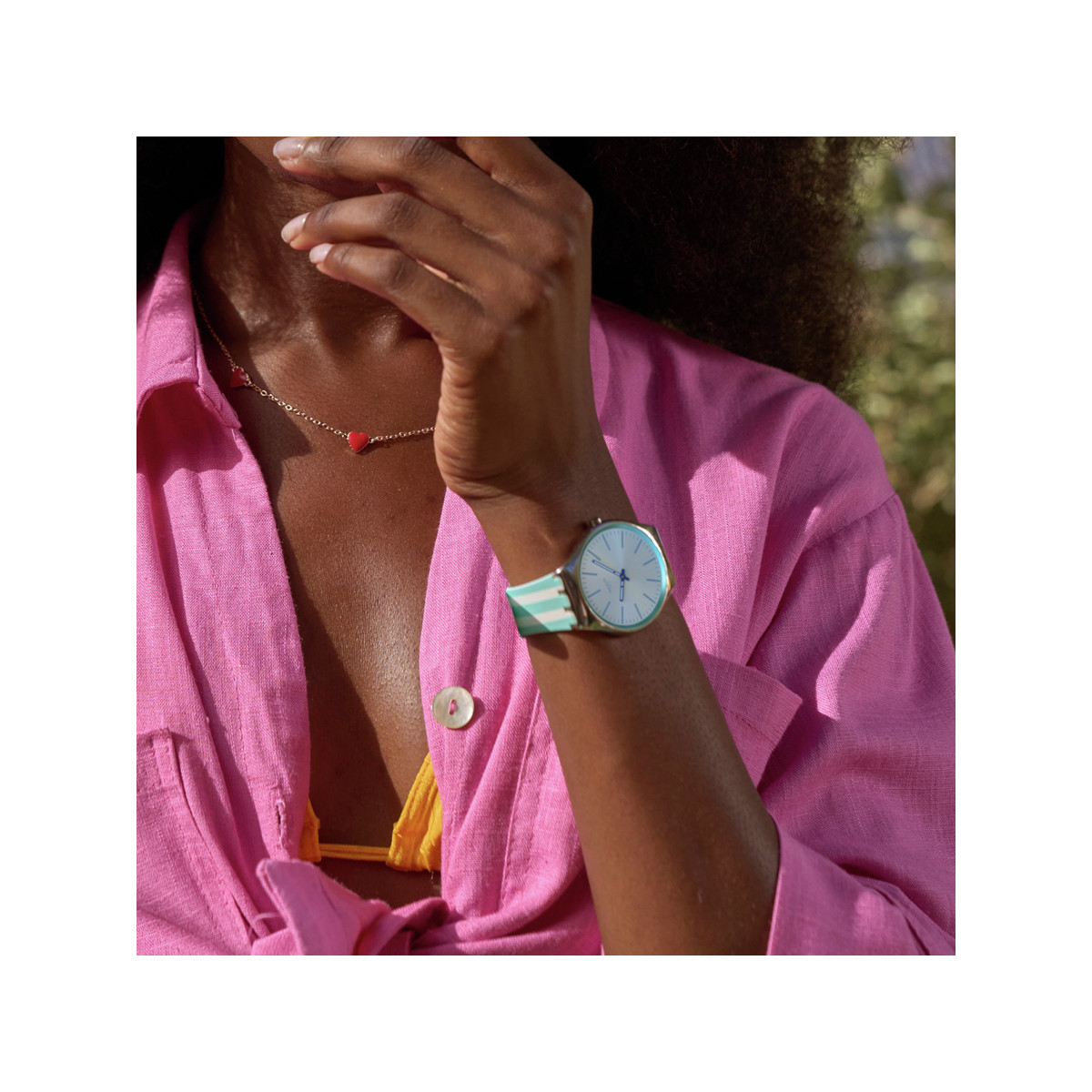 Montre SWATCH Essentials femme, boitier gris, cadran gris, bracelet silicone vert - vue porté 4