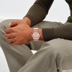 Montre SWATCH Essentials femme automatique, cadran rose, bracelet silicone rose - vue porté 1