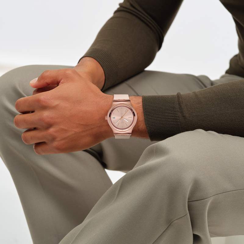 Montre SWATCH Essentials femme automatique, cadran rose, bracelet silicone rose - vue porté 1