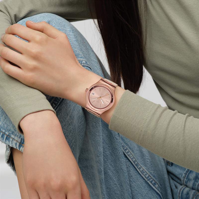 Montre SWATCH Essentials femme automatique, cadran rose, bracelet silicone rose - vue porté 2
