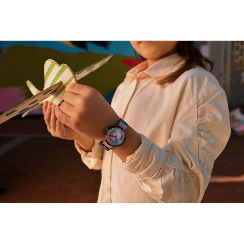 Montre FLIK FLAK let's get artsy enfant cadran bleu bracelet pet recycle bleu - vue porté 1