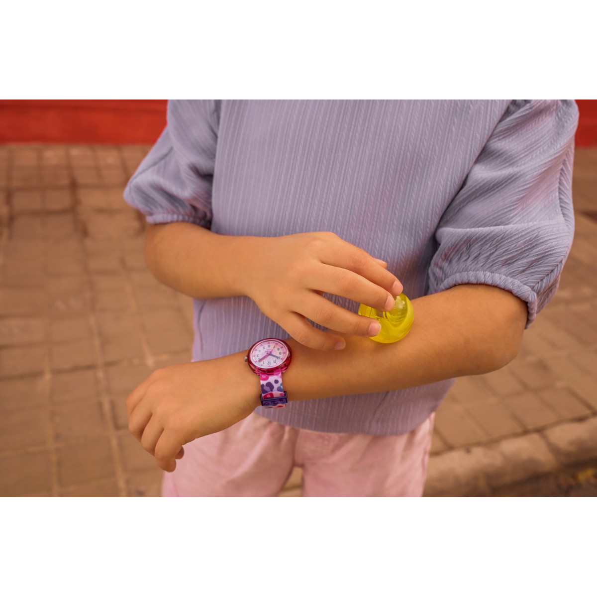 Montre FLIK FLAK let's get artsy enfant cadran rose bracelet pet recycle rose - vue porté 2