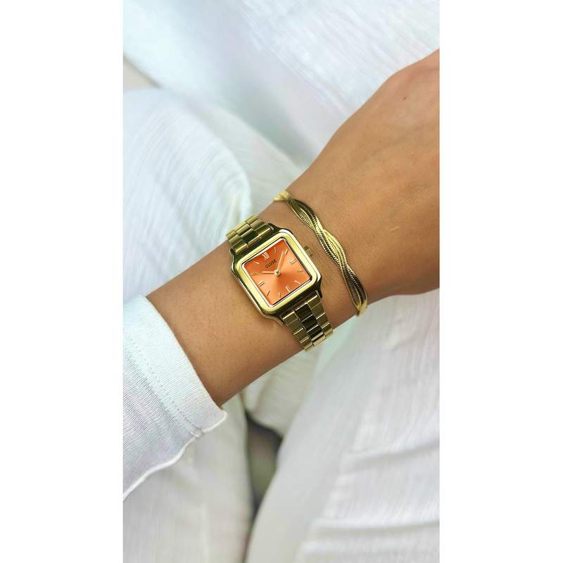 Montre CLUSE Gracieuse Petite femme cadran orange, bracelet acier doré - vue porté 1
