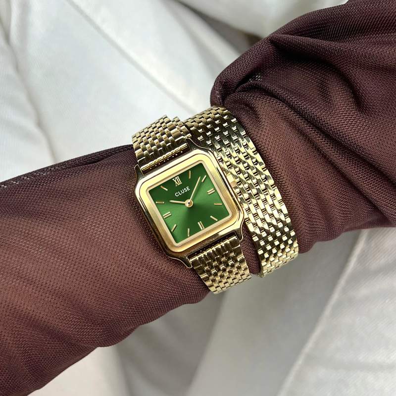 Montre CLUSE Gracieuse Petite femme cadran vert bracelet acier doré - vue porté 1