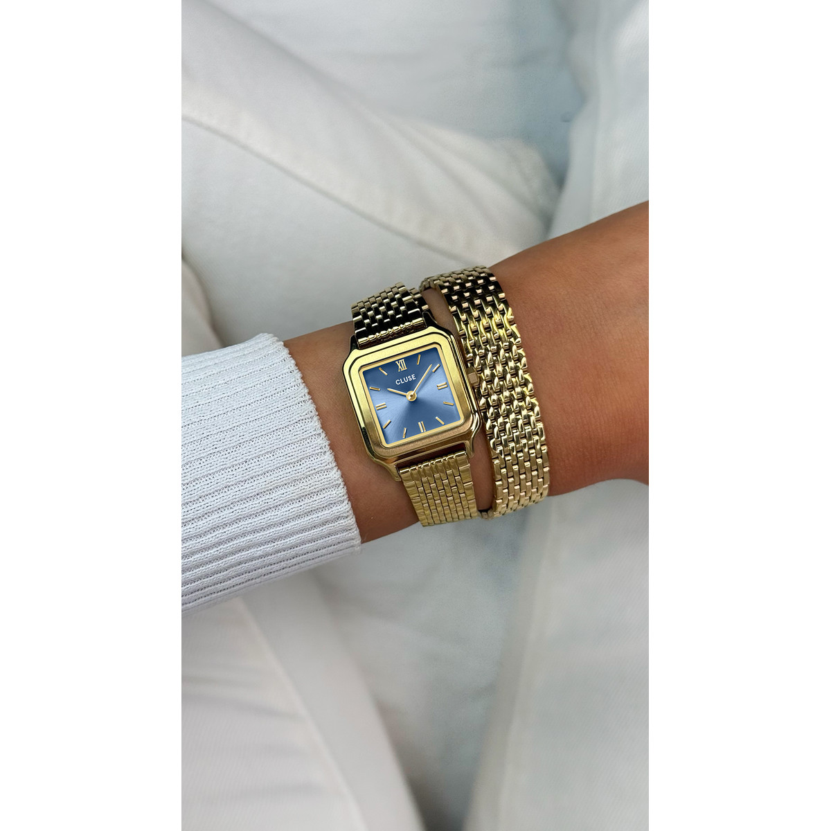 Montre CLUSE Gracieuse Petite femme cadran bleu bracelet acier doré - vue porté 1