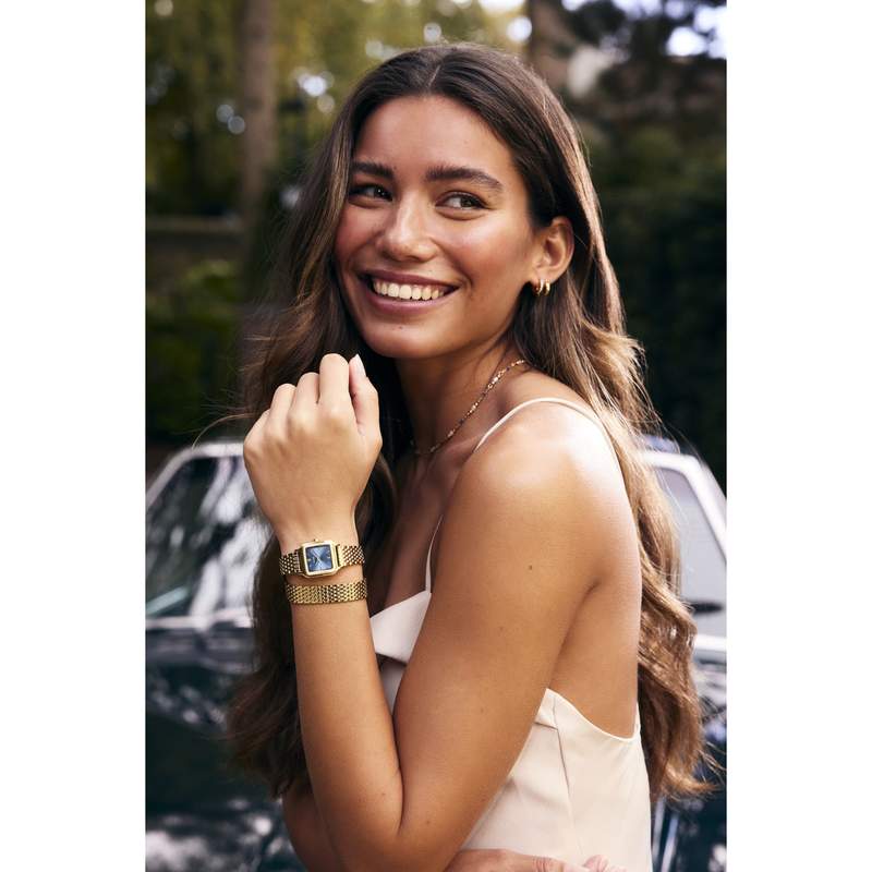 Montre CLUSE Gracieuse Petite femme cadran bleu bracelet acier doré - vue porté 2