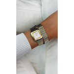 Montre CLUSE Gracieuse Petite femme cadran blanc bracelet acier bicolore - vue porté 1