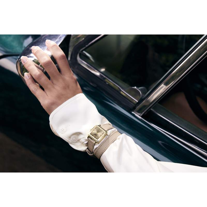 Montre CLUSE Gracieuse Petite femme cadran blanc bracelet acier bicolore - vue porté 2