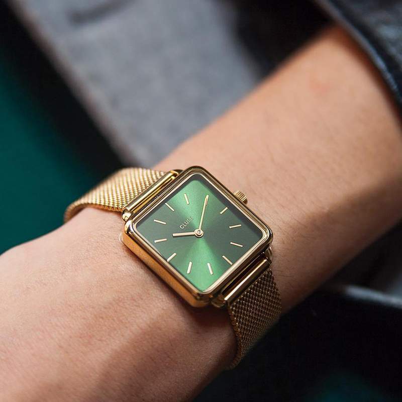 Montre CLUSE La Tétragone femme cadran vert bracelet acier doré - vue porté 1