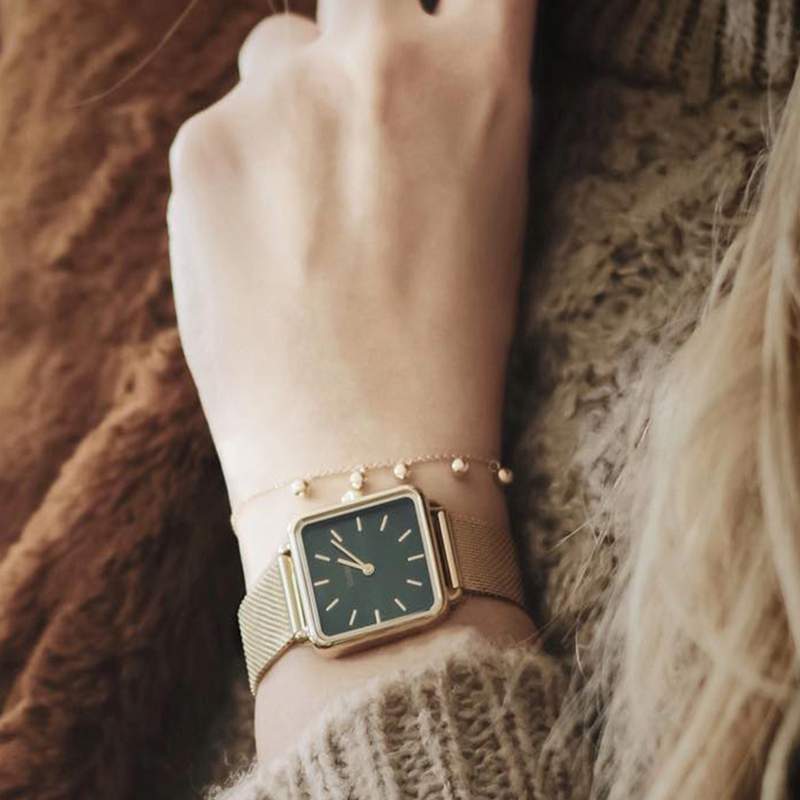 Montre CLUSE La Tétragone femme cadran vert bracelet acier doré - vue porté 3