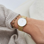 Montre CLUSE Minuit femme cadran blanc bracelet acier doré - vue porté 2