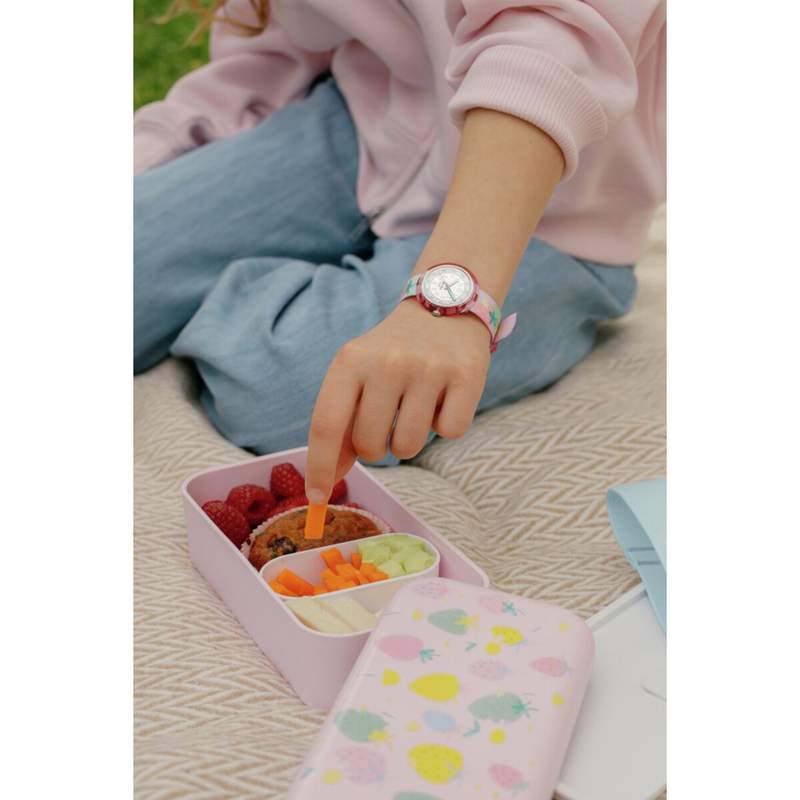 Montre FLIK FLAK x Monbento enfant cadran blanc bracelet pet recycle rose - vue porté 1