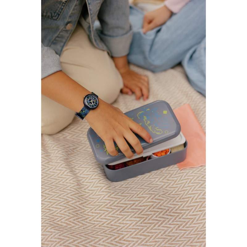Montre FLIK FLAK x Monbento enfant cadran bleu bracelet pet recycle bleu - vue porté 1