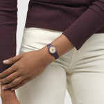 Montre SWATCH essentials femme cadran gris bracelet plastique prune - vue porté 1