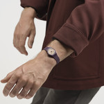 Montre SWATCH essentials femme cadran gris bracelet plastique prune - vue porté 2