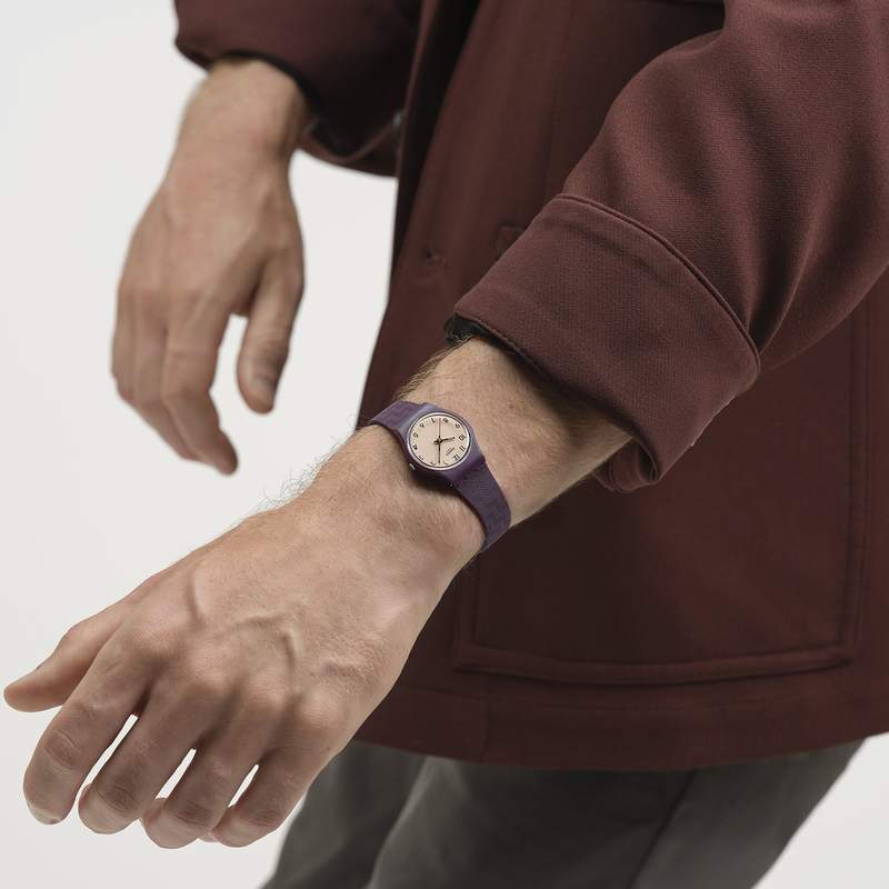 Montre SWATCH essentials femme cadran gris bracelet plastique prune - vue porté 2