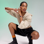 Montre SWATCH essentials femme cadran gris bracelet plastique prune - vue porté 3