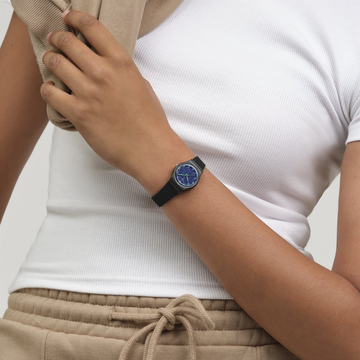 Montre SWATCH essentials femme cadran gris bracelet plastique gris - vue porté 1