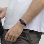 Montre SWATCH essentials femme cadran gris bracelet plastique gris - vue porté 2