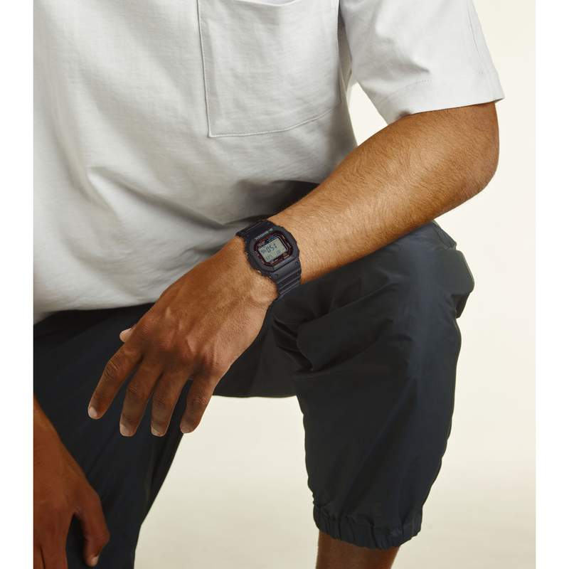 Montre G-SHOCK mixte cadran gris bracelet resine noir boitier résine - vue porté 1