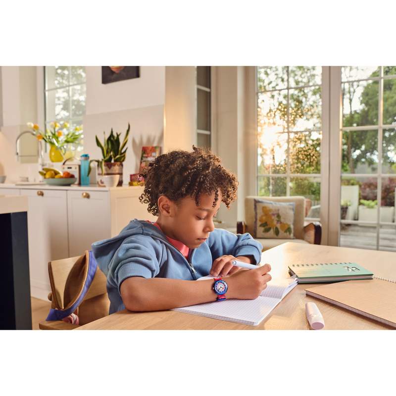 Montre FLIK FLAK Classroom Creations enfant cadran rose bracelet pet recycle rouge - vue porté 1